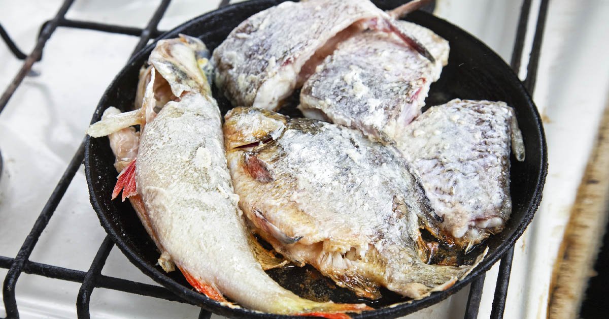 Коли потрібно солити смажену рибу