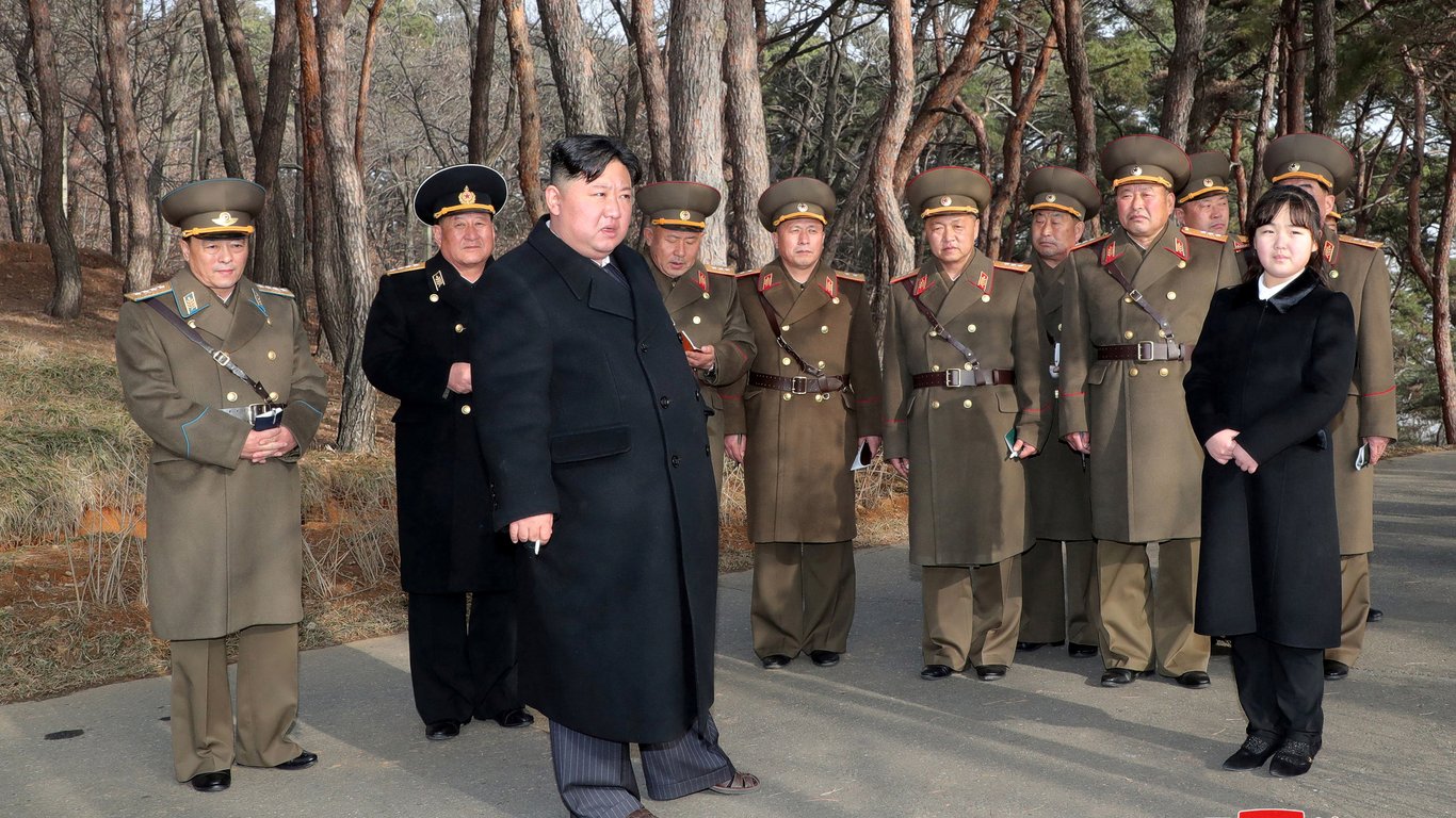 Північна Корея взялася лякати США 800-тисячною "армією" студентів і робітників