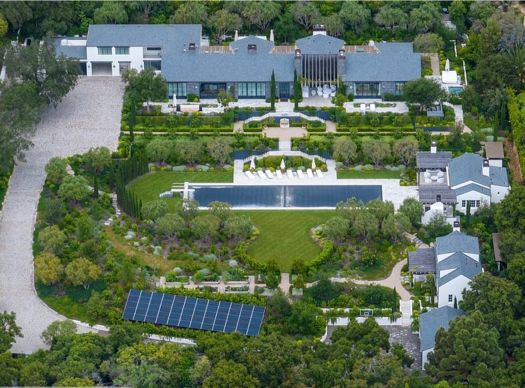 Олімпійський басейн та зіркові сусіди: фантастичний еко-маєток Гвінет Пелтроу після реконструкції - фото 1