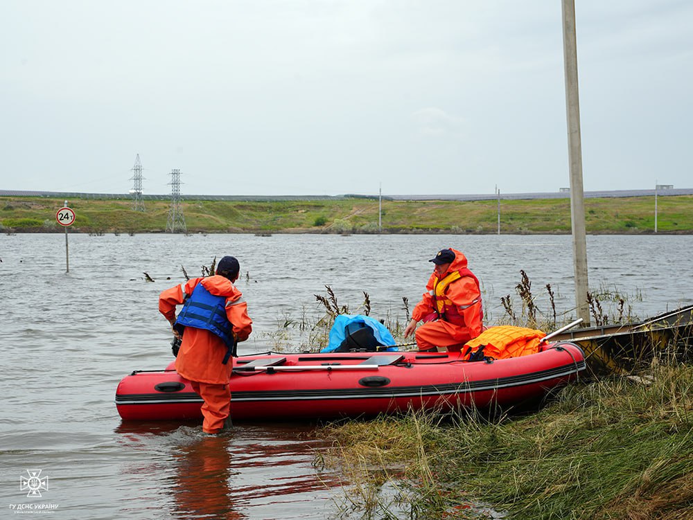 Рятувальники на підтоплених територіях