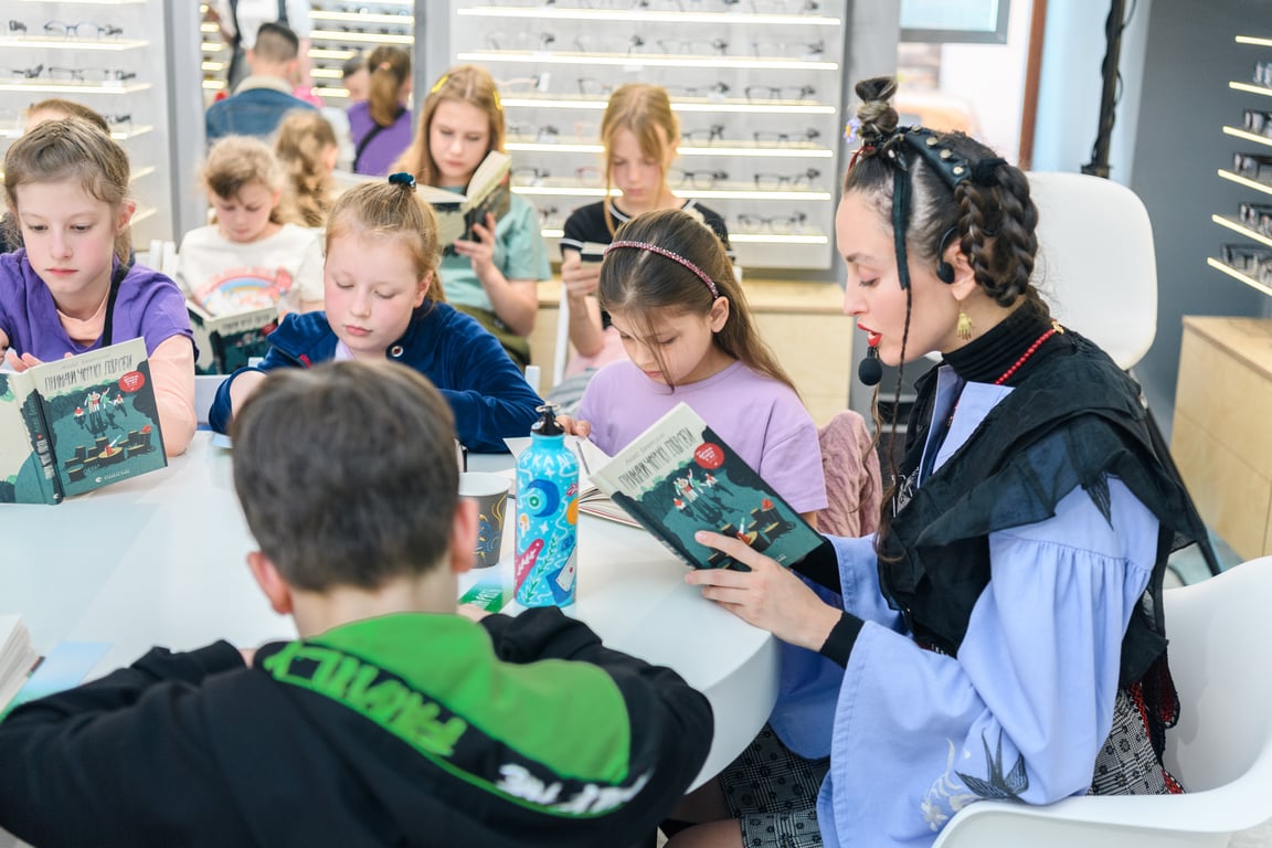 Українські зірки почитали захопливі твори дітям Героїв та ВПО - фото 3