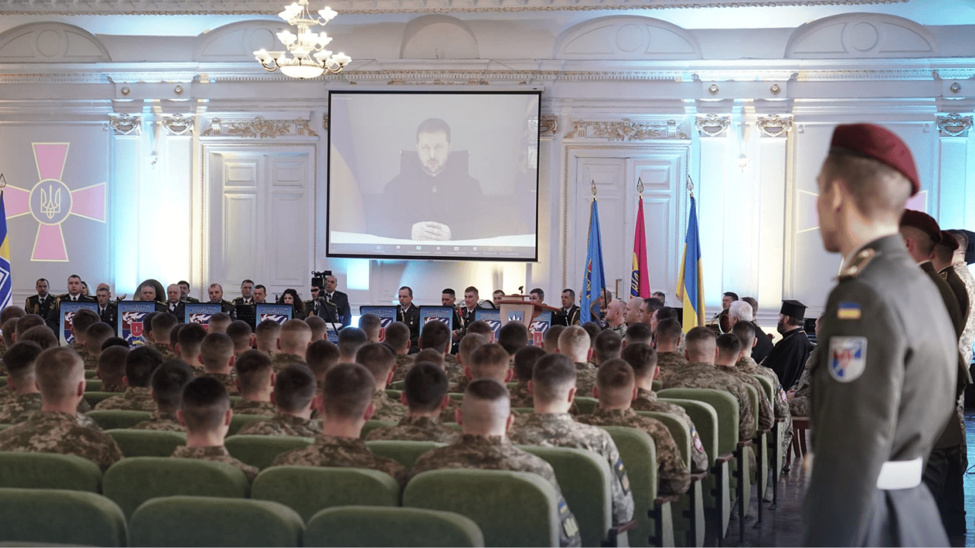 Зеленський привітав випускників Одеської військової академії - 290x166