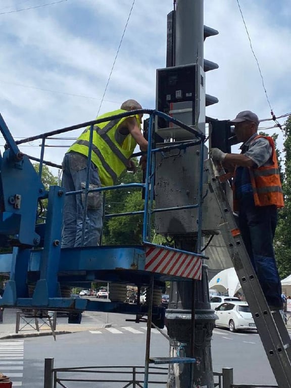 Встановлення блоку живлення на світлофорі. Фото: Одеська міська рада
