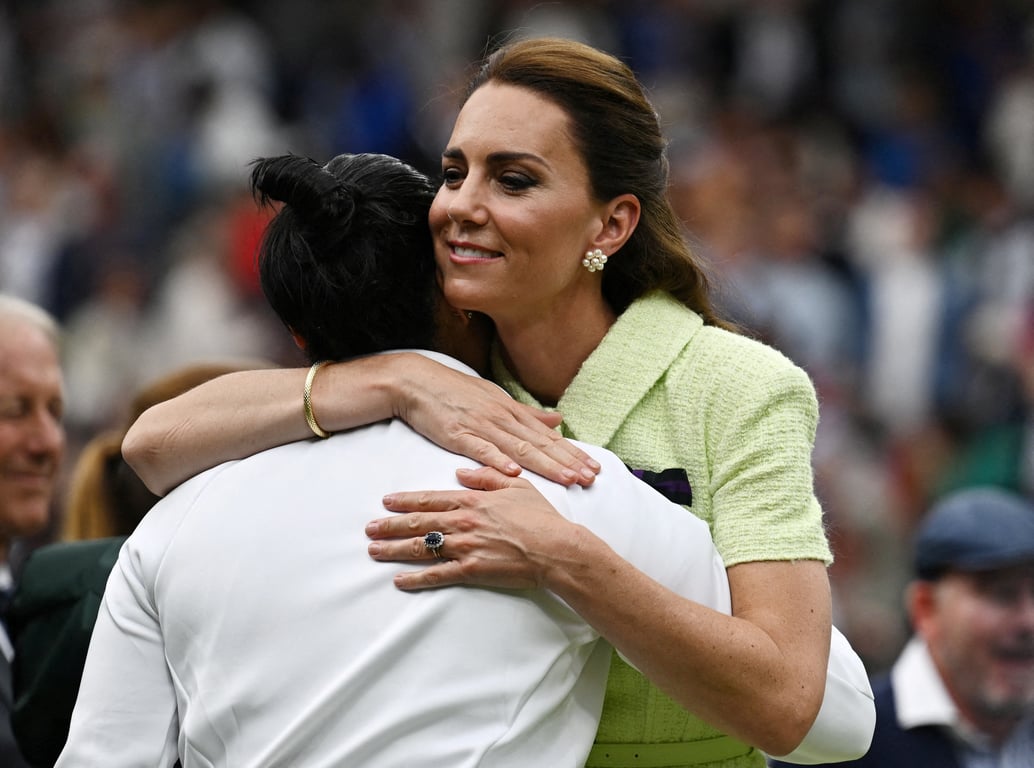 Витончена Кейт Мідллтон роздала трофеї в особливих прикрасах - фото 3