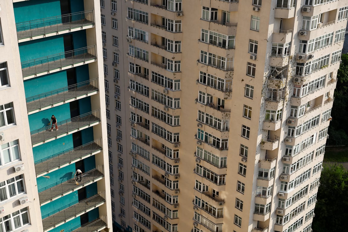 Наслідки ракетної атаки на Київ 24 червня. Фото: REUTERS/Valentyn Ogirenko