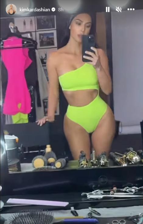 Миллиардерша Ким Кардашьян похвасталась роскошным телом в неоновых купальниках - фото 1