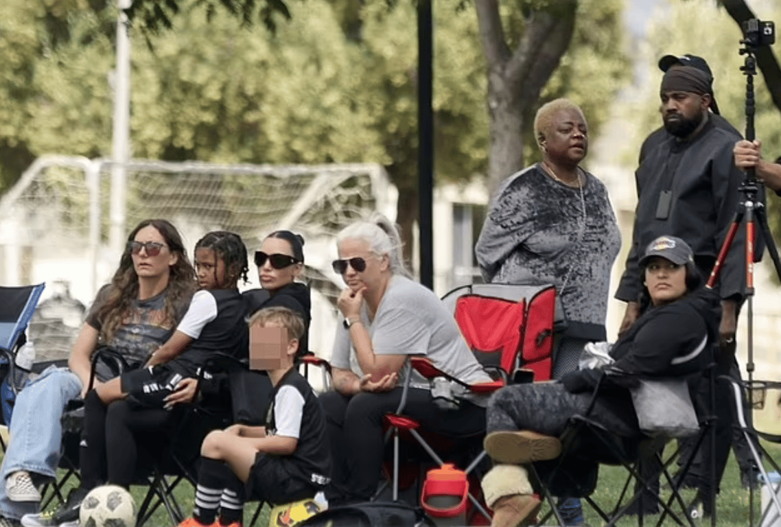 Кім Кардаш'ян та Каньє Уест на футбольному матчі свого сина