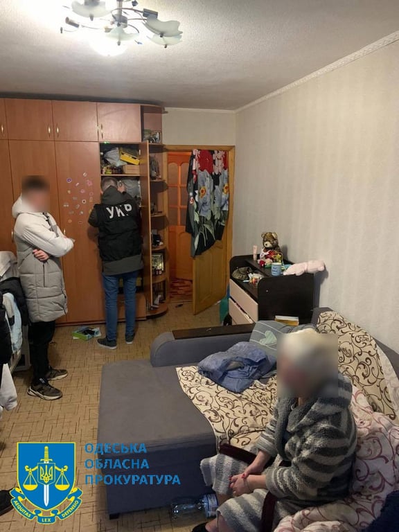 Обшуки вдома у підозрюваних. Фото: Одеська обласна прокуратура
