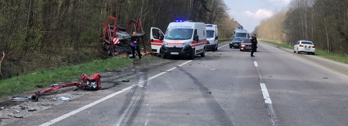 Следствие тройного ДТП, в котором столкнулись два грузовика и автомобиль. Фото: Полиция Львовской области