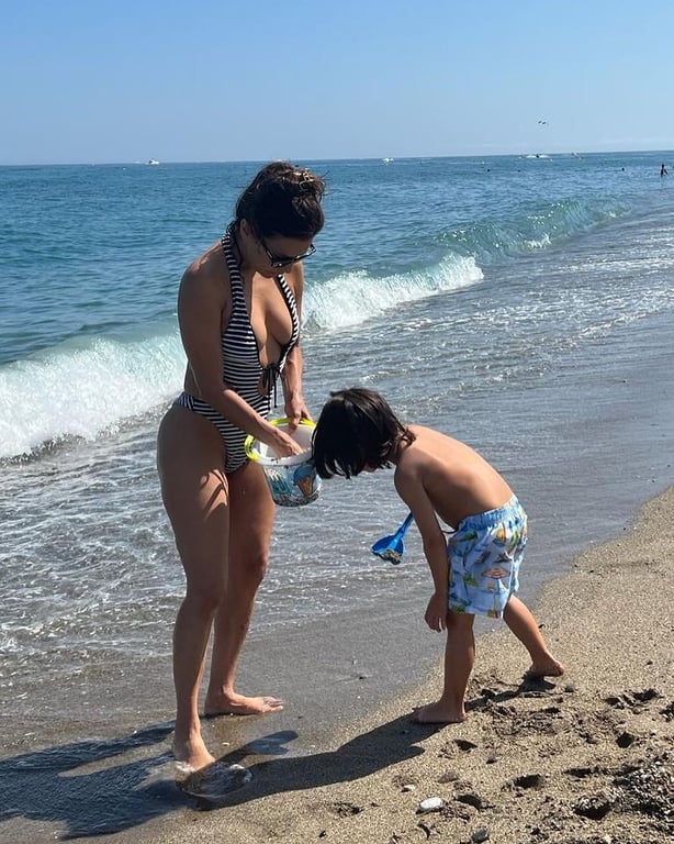 Єва Лонгорія вразила фігурою у купальнику під час сімейного відпочинку - фото 1