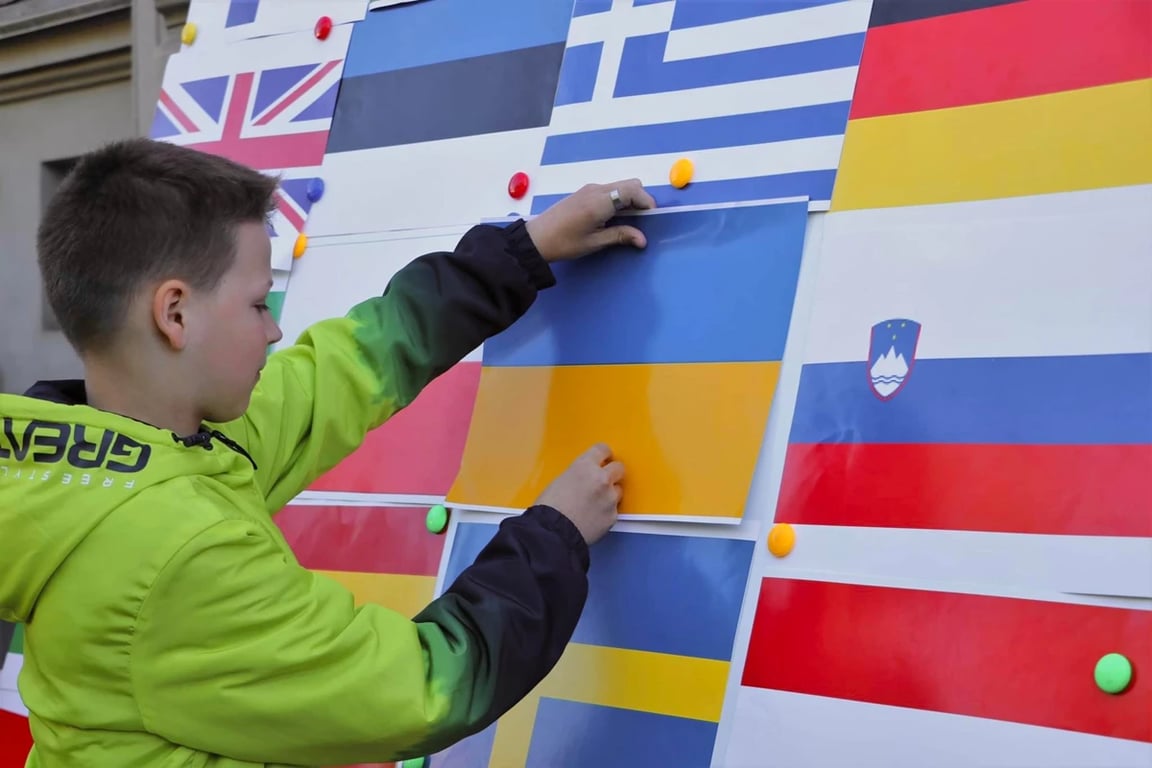 Діти створили експозицію із прапорів різних європейських країн. Фото: ЛОВА