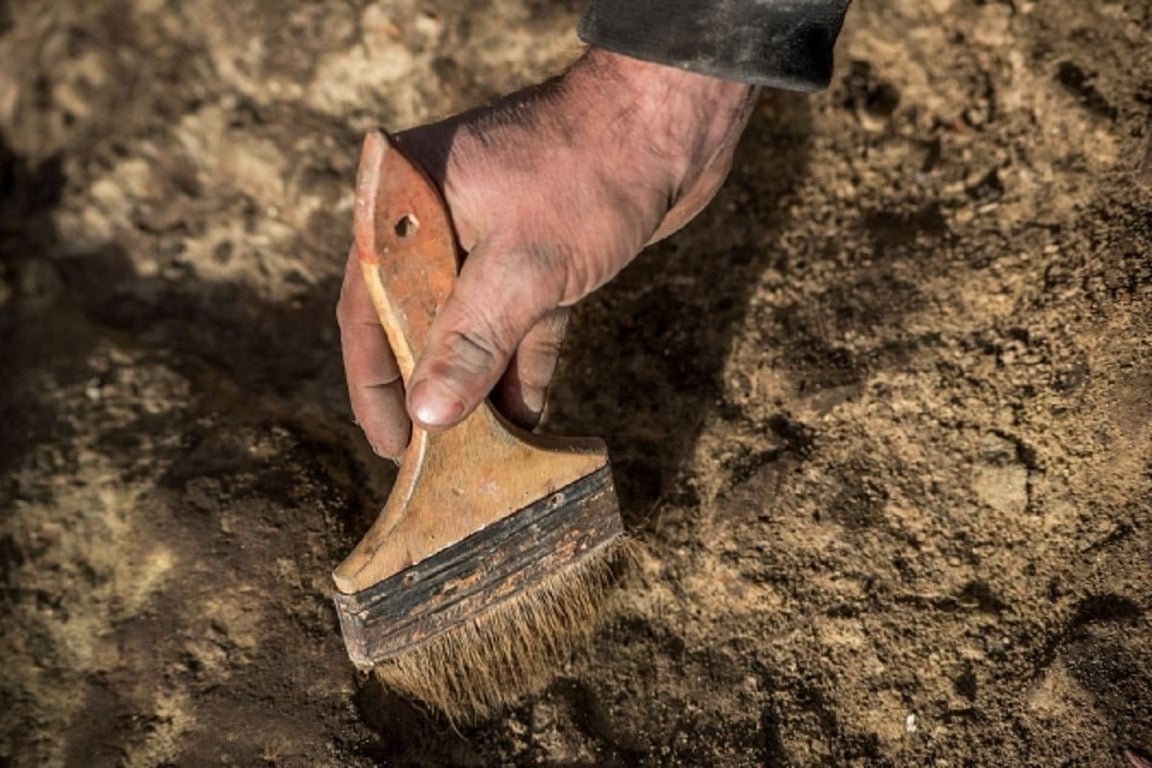Археологи знайшли труну з дівчиною у прикрасах