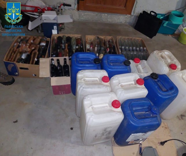 Підробляли в основному горілку і коньяк, а також акцизні марки. Фото: Прокуратура