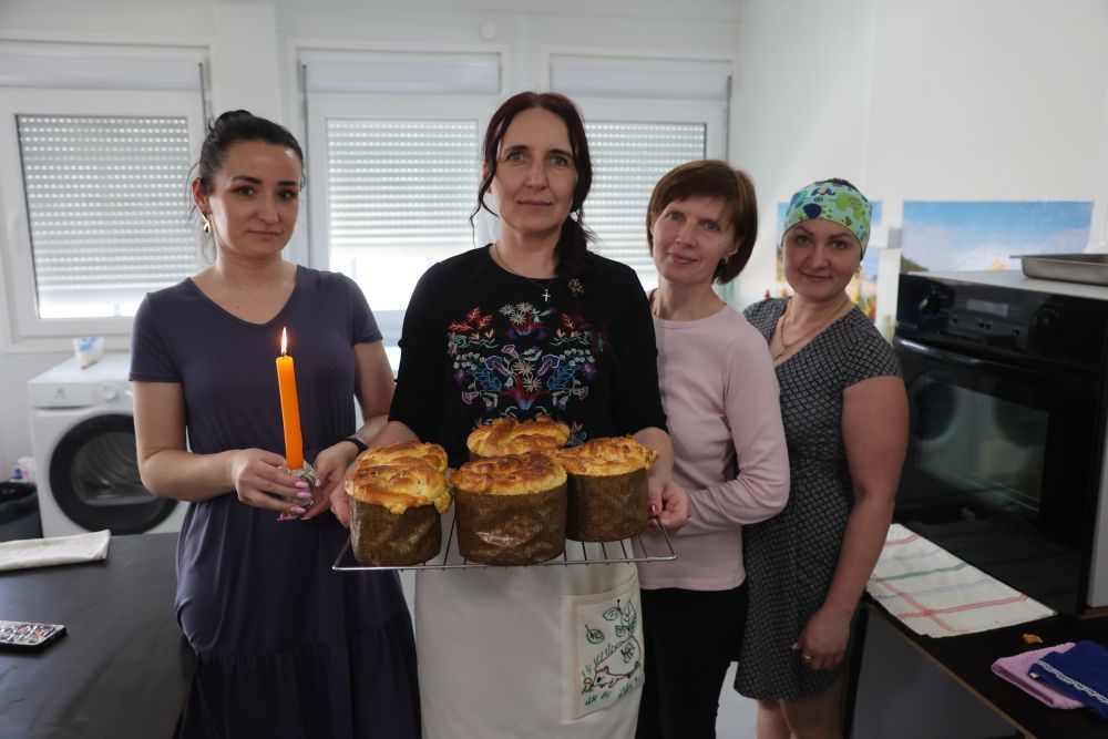 Переселенки, які живуть в модульному будиночку, спекли паски для військових