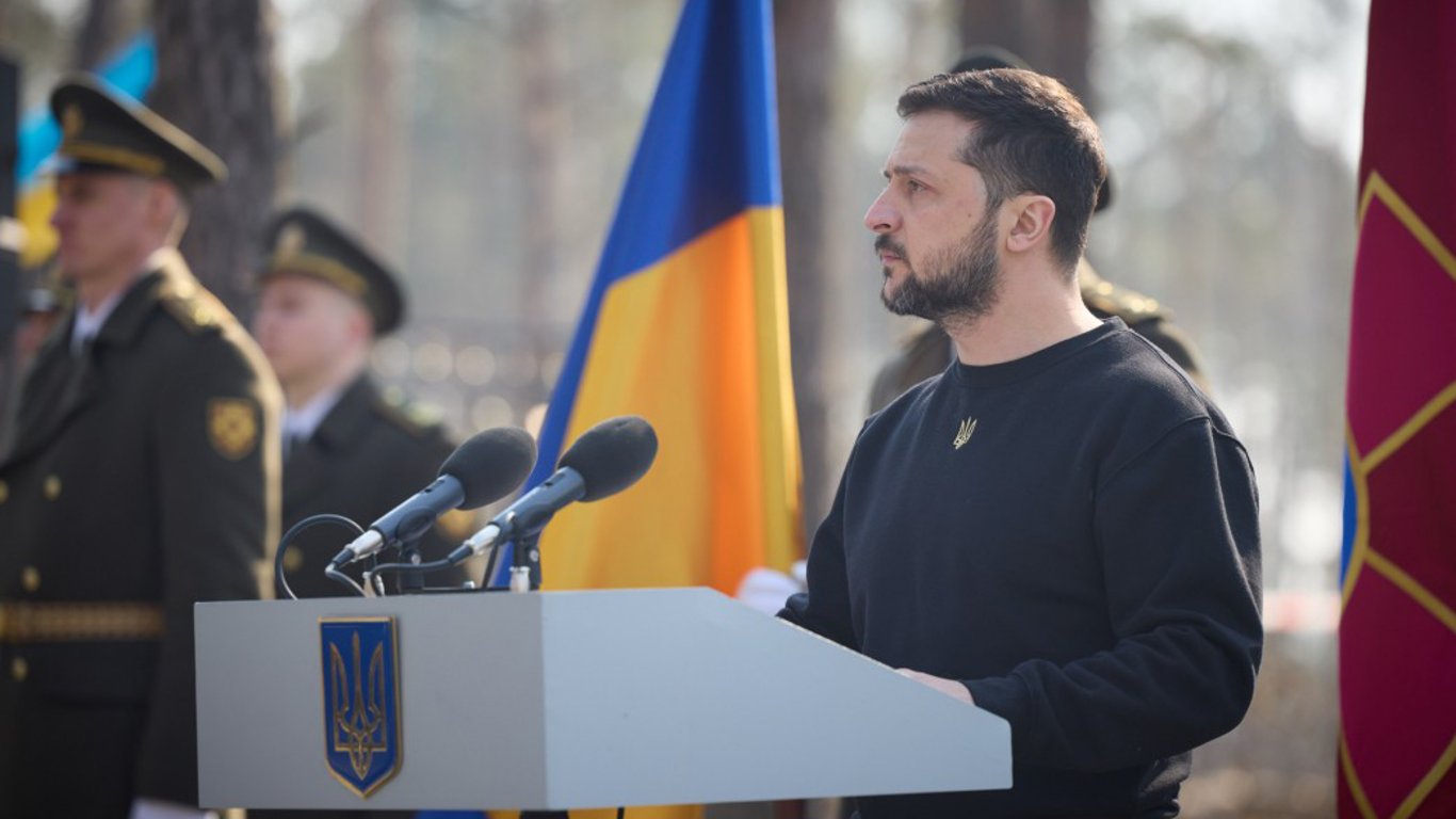 Зеленский приехал в Мощун под Киевом и почтил память погибших защитников