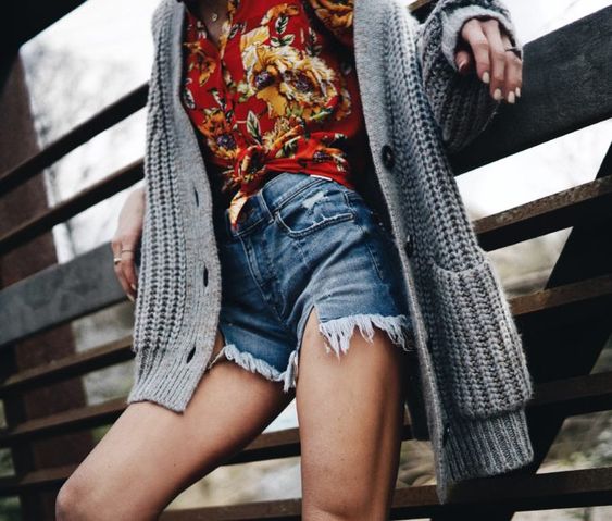 Многослойность в комбинации с джинсовыми шортами.