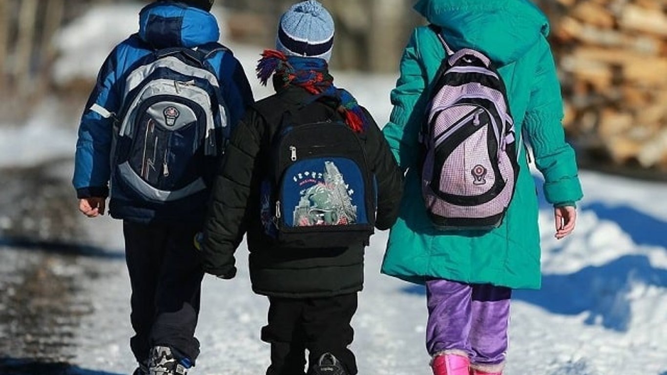 Из-за отсутствия электроэнергии во Львове родителей просят теплее одевать детей в школу