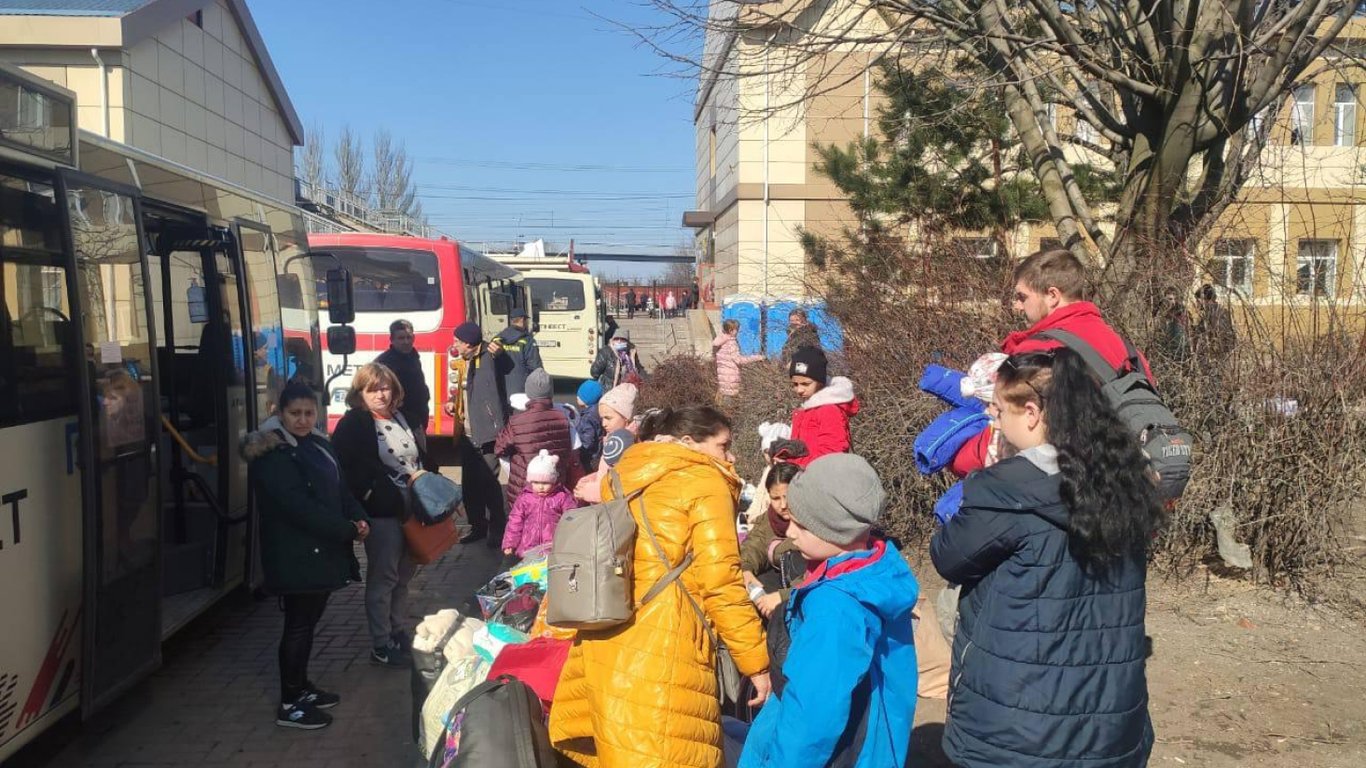 Полиция показала, как вывозила женщин и детей из прифронтовой Авдеевки - 290x166