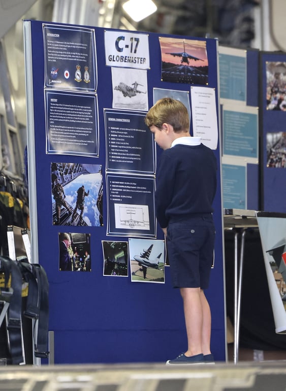 Королівське виховання: дорослий принц Луї вразив стриманістю під час сімейного виходу - фото 2