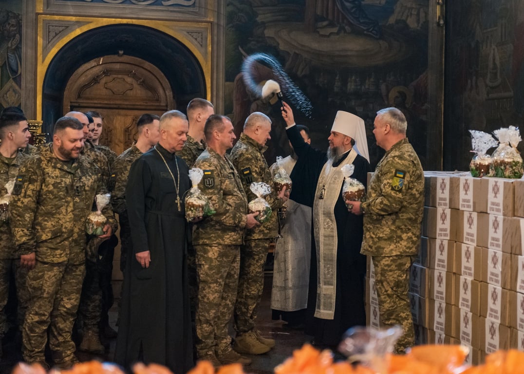 Митрополит Епифаний освятил пасхальные пасхи для военных