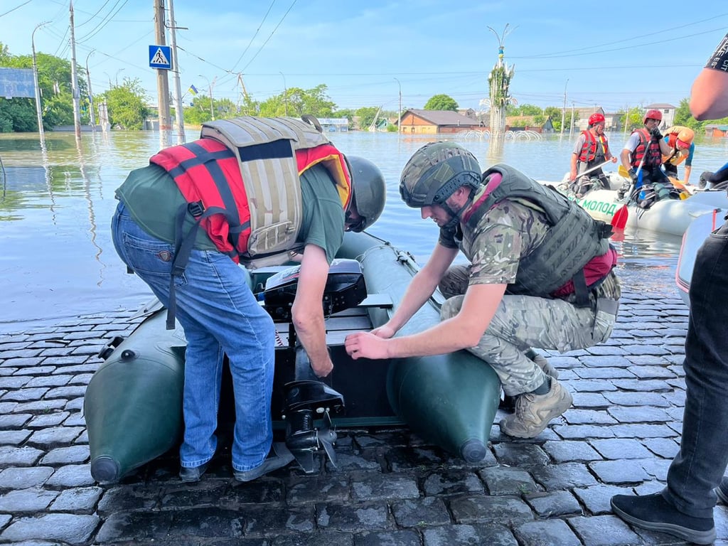 Гвардійці готують спорядження для порятунку людей. Фото: Нацгвардія