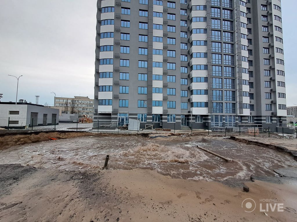 Прорив труби на Броварському проспекті