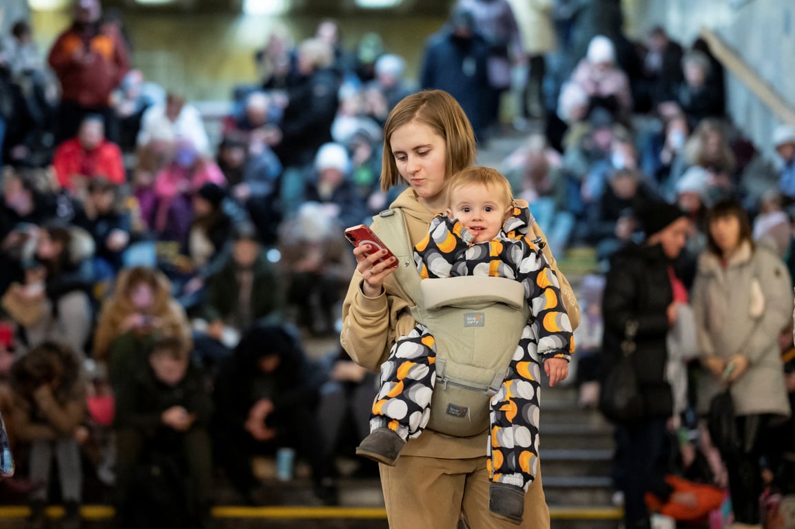 Кияни в метро під час повітряної тривоги. Фото: REUTERS/Viacheslav Ratynskyi