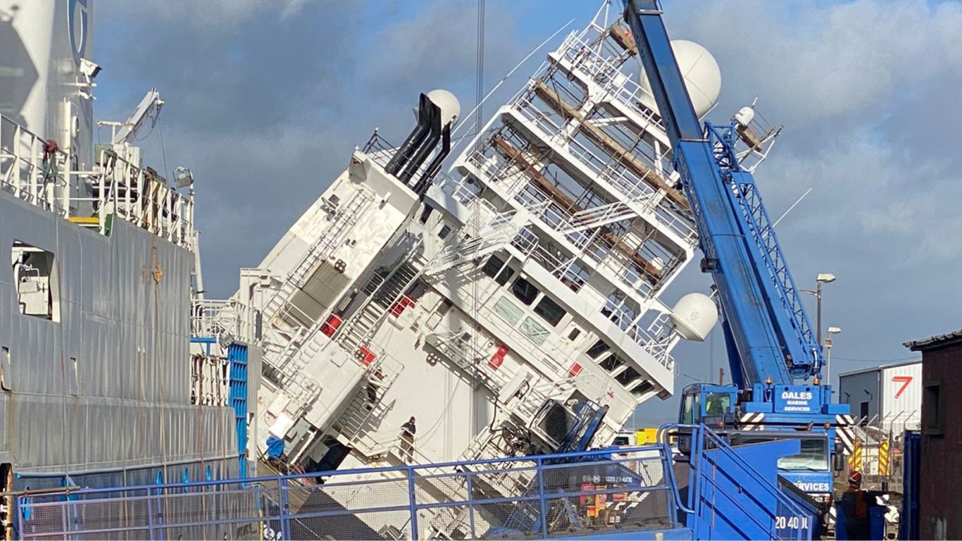 В Эдинбурге перевернулось большое судно: пострадали люди
