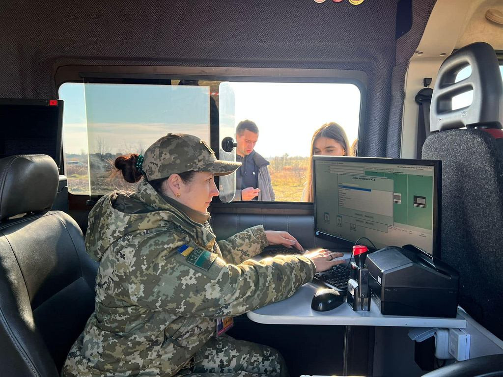 Кто имеет право на выезд и какие документы нужны