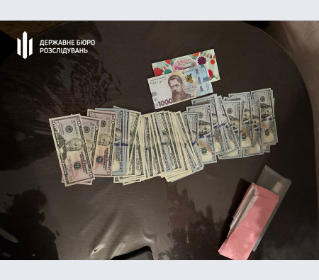 Вилучені кошти у військового. Фото: ДБР