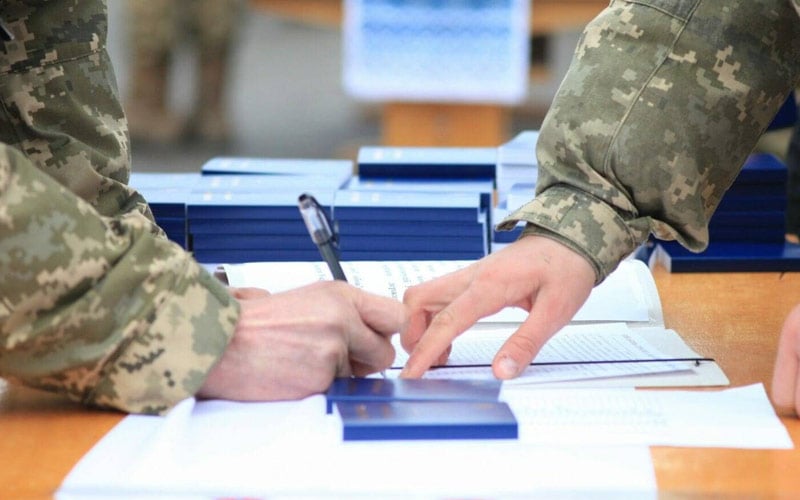 Хто може піти служити за контрактом