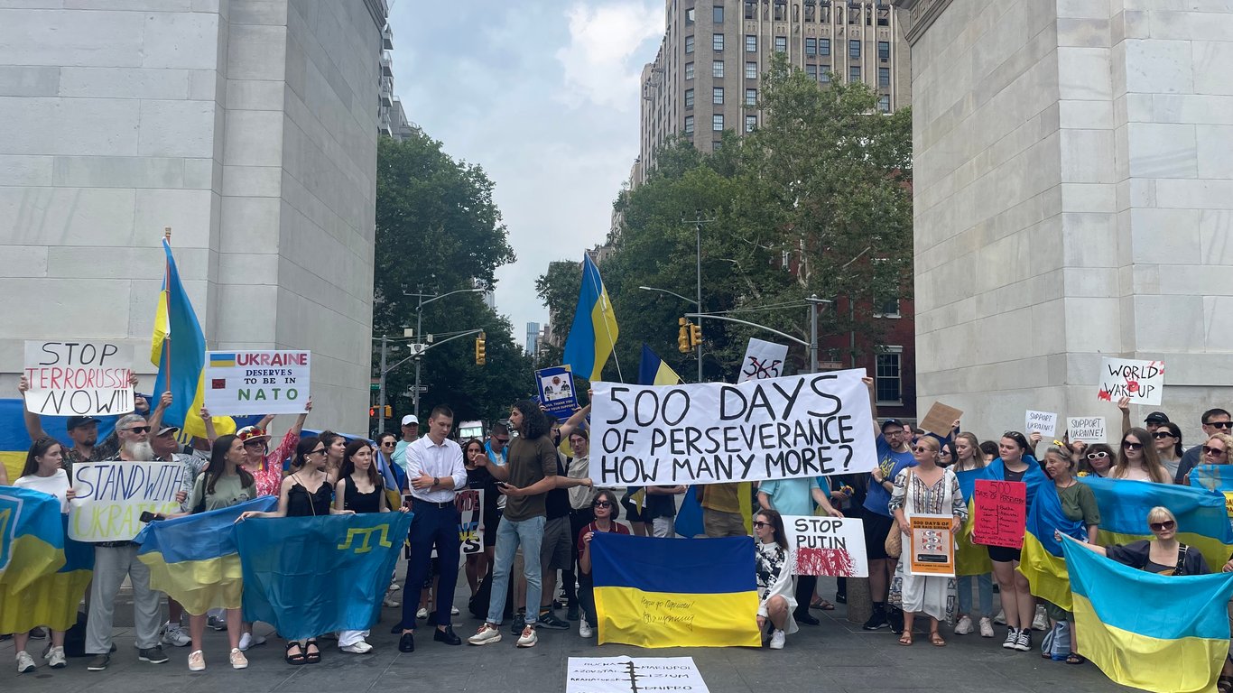 "Многая літа генералу": українці в США зібрались на акцію на 500 день повномасштабного вторгнення
