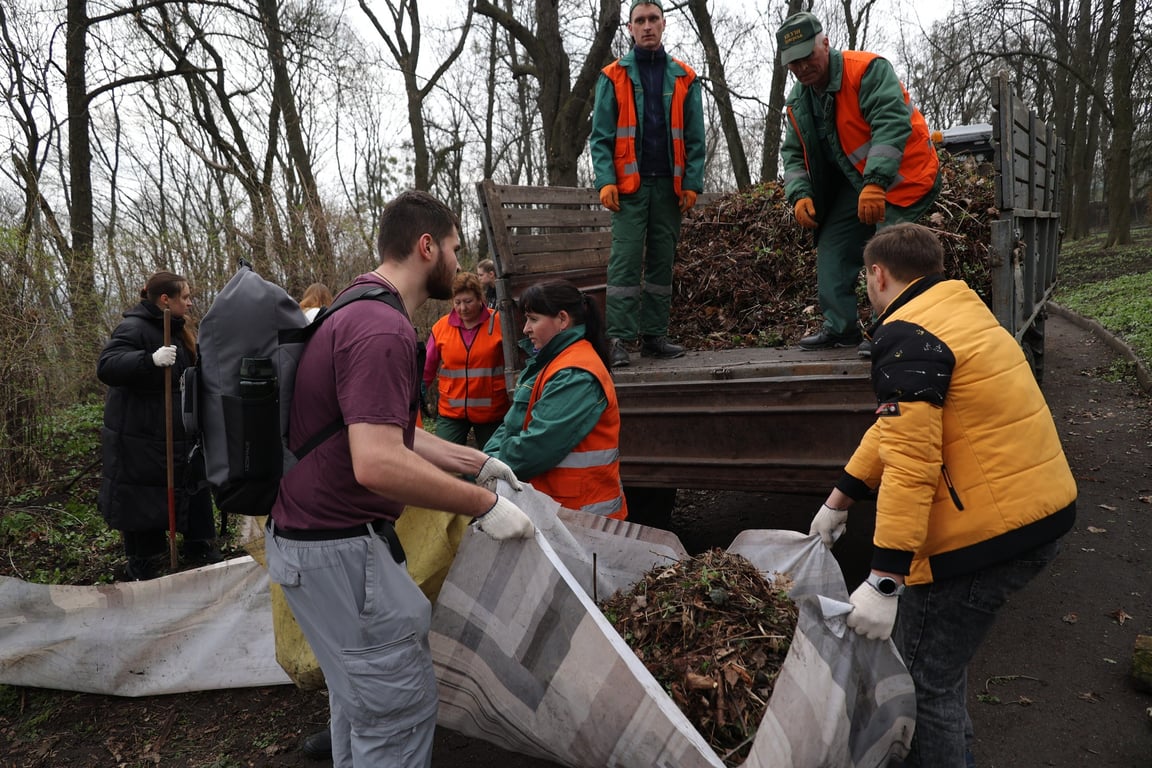 прибирання на Аскольдовій могилі