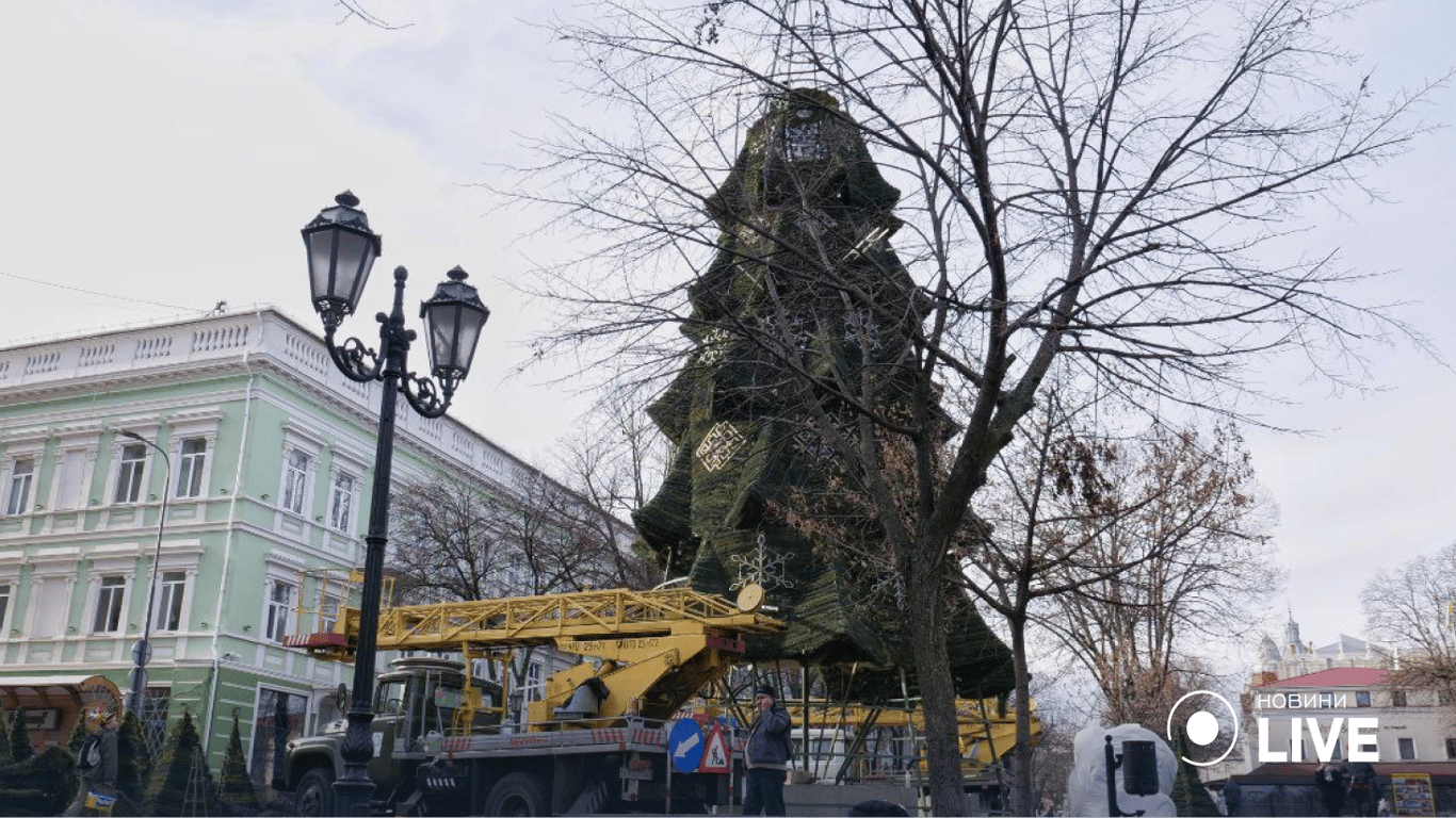 В Одессе разобрали новогоднюю елку