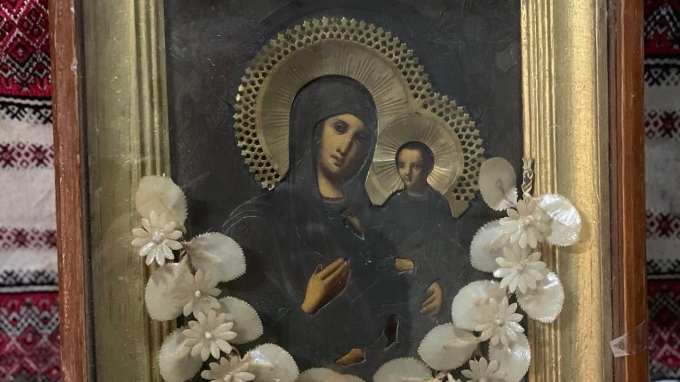 Бійці ЗСУ знайшли під завалами у Бахмуті старовинні ікони