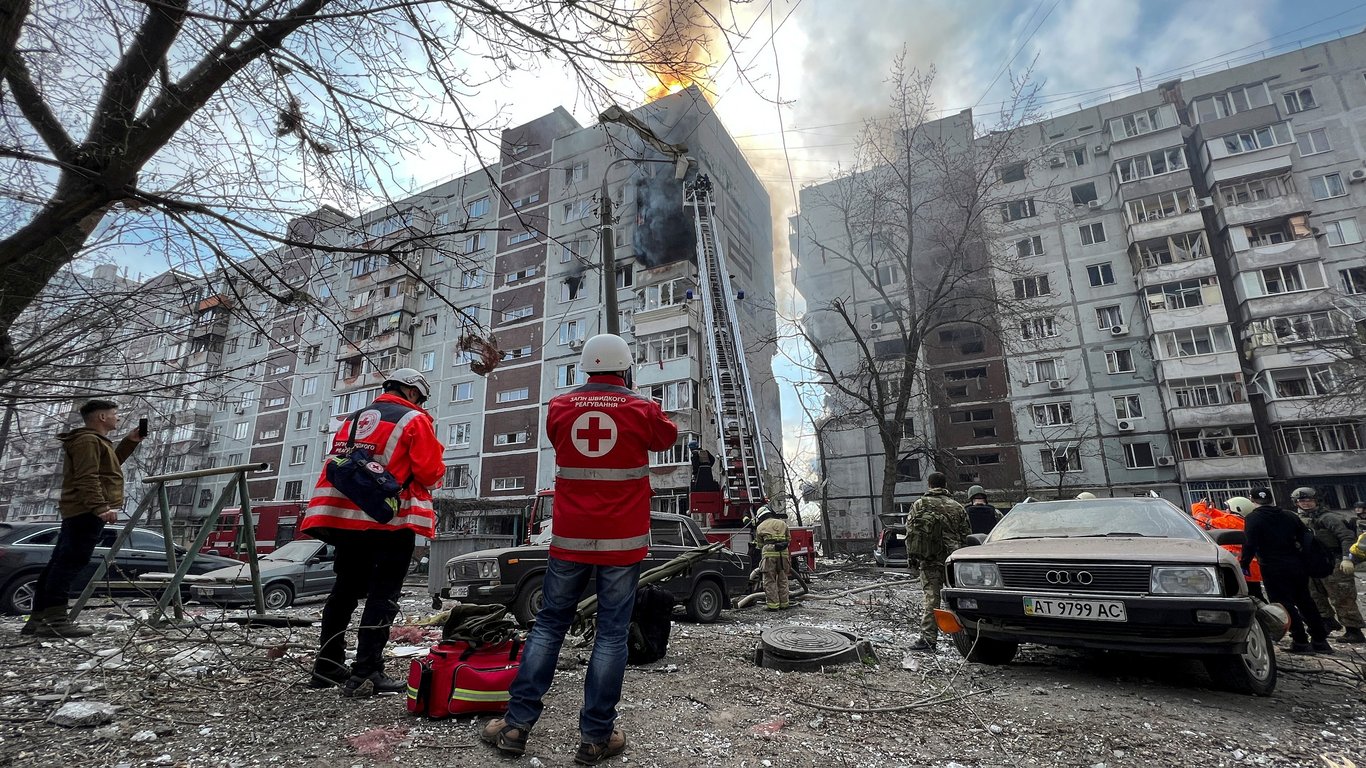 Россияне нанесли ракетный удар по Запорожью: как выглядит обстрелянная многоэтажка
