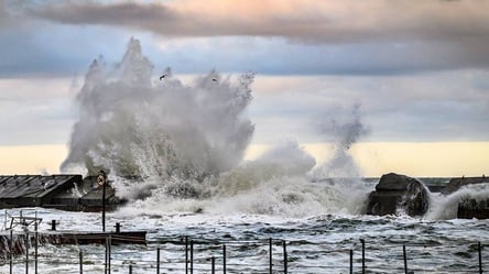 Можливі хвилі до трьох метрів — в Одесі оголосили штормове попередження - 290x166