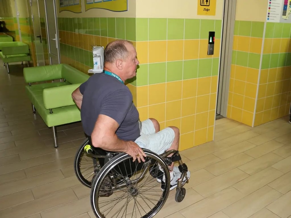 Проверка безбарьерного места. Фото: Одесский городской совет