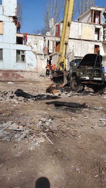 Консервация обстрелянной многоэтажки в Запорожье