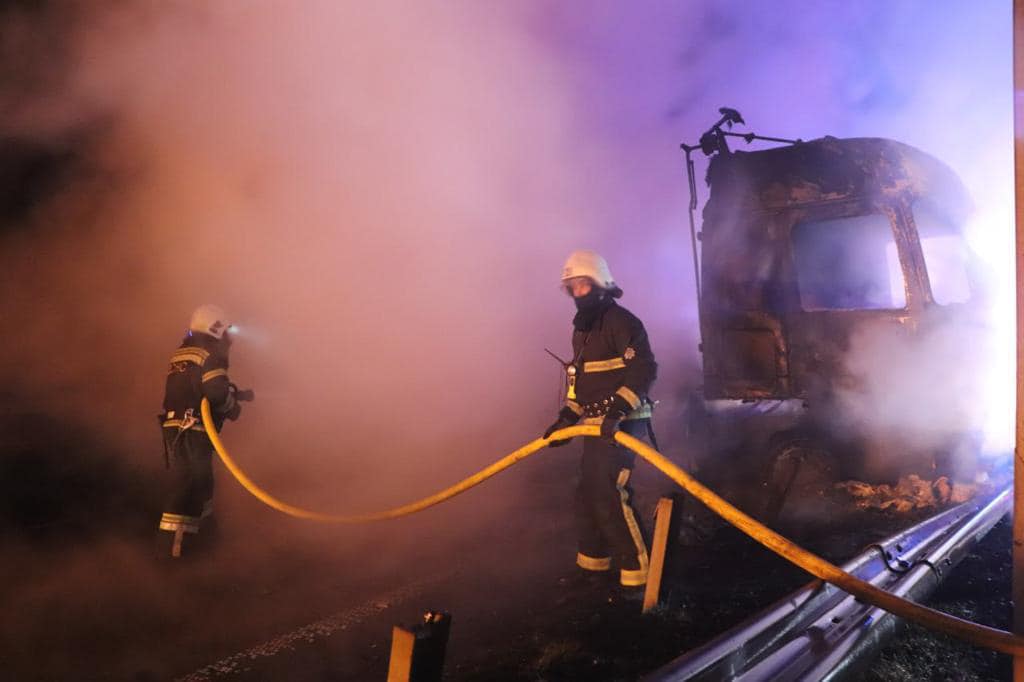 Пожежа на Київщині, згоріли три вантажівки