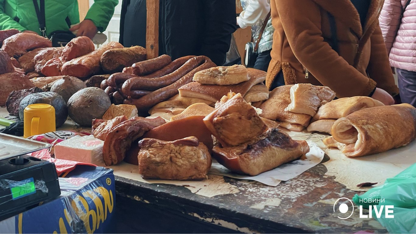 Багато одесити приїхали по домашню ковбасу на "Привоз".