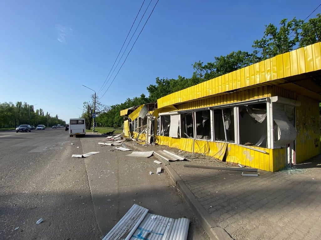 Зруйнована зупинка громадського транспорту в Миколаєві. Фото: Олександр Сєнкевич / telegram