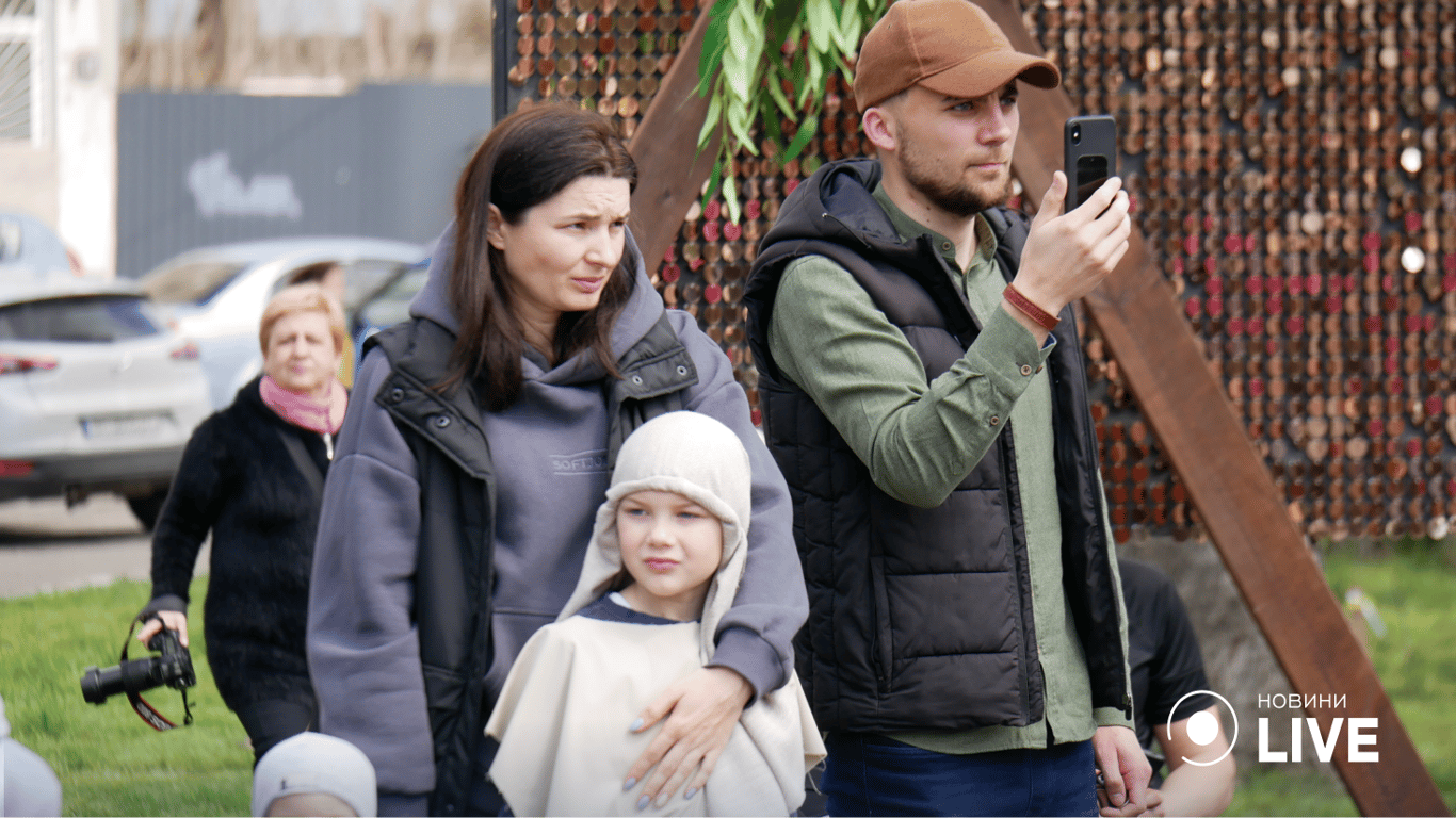 Одесити прийшли на  відкриття "Великодньої реконструкції". 