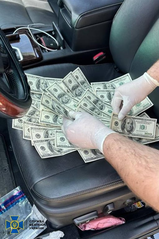 Отриманий посадовцем хабар. Фото: СБУ