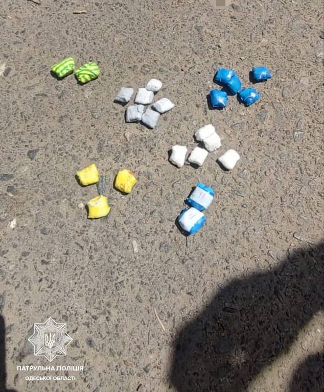 Изъяты свертки с наркотиками. Фото: Патрульная полиция Одесской области.