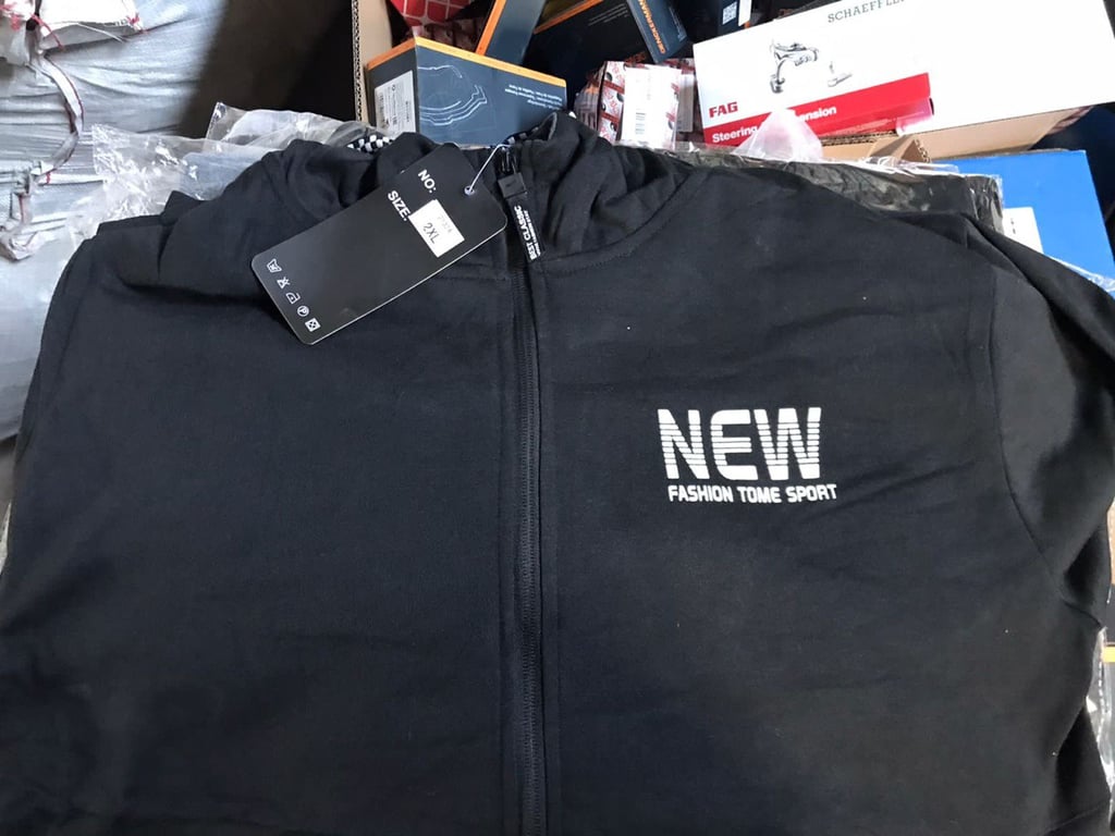 Вилучений одяг. Фото: Львівської митниці