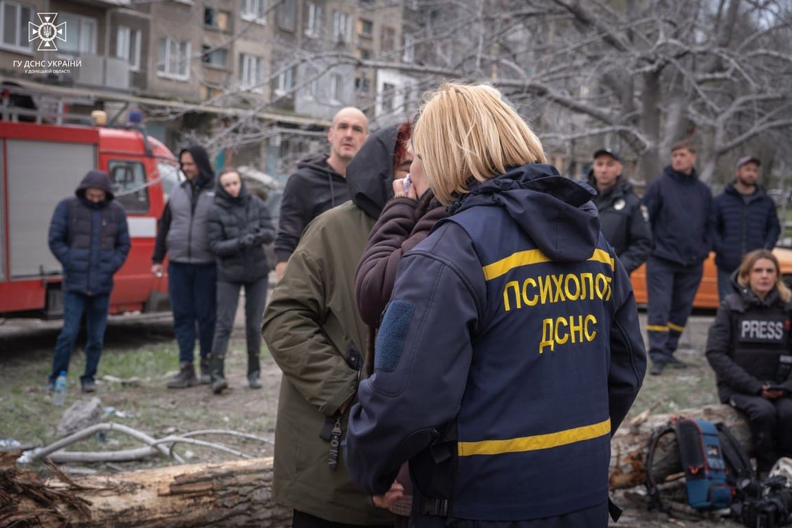 Психолог ГСЧС помогает пострадавшим от ракетного удара