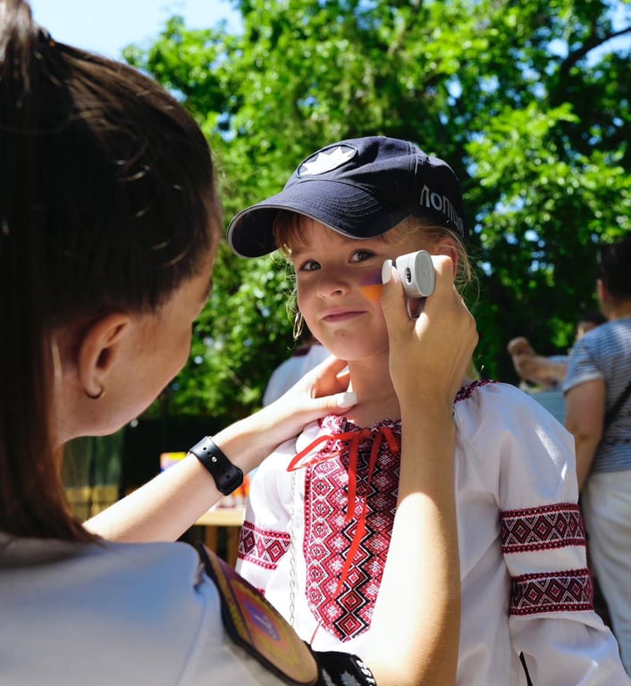 Дітям малювали аквагрим у вигляді прапора України. Фото: ГУНП в Одеській області