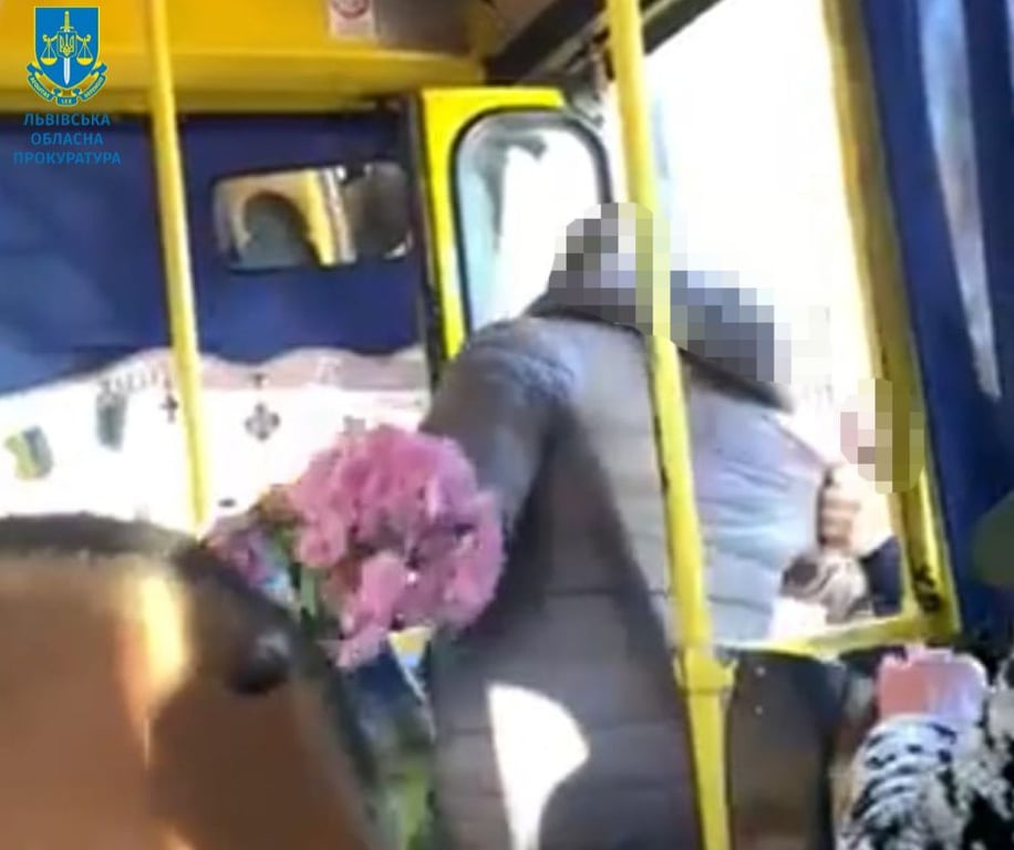 Скрін з відео, де жінка у громадськогому транспорті принижує україснький народ. Фото: Львівська обласна прокуратура 