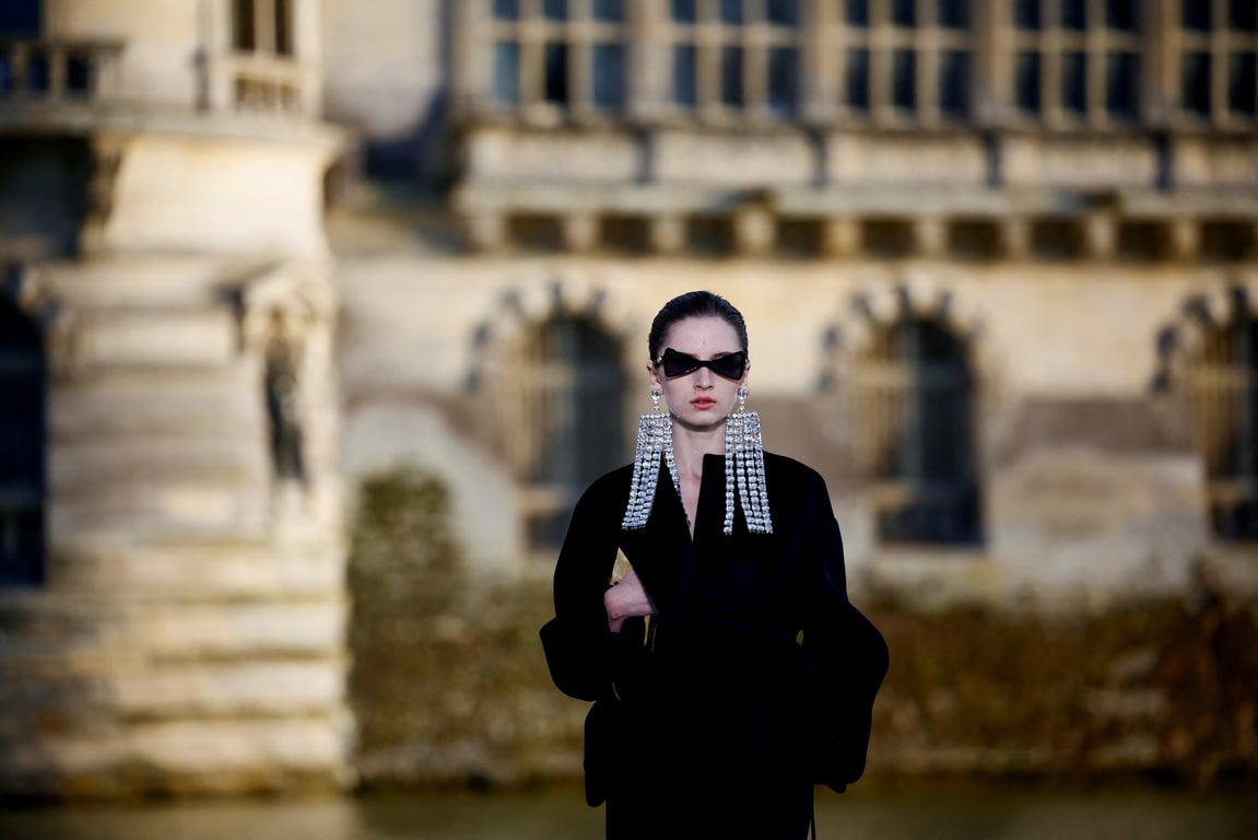 Дочь Синди Кроуфорд прошлась в рубашке без пуговиц на показе Valentino - фото 4